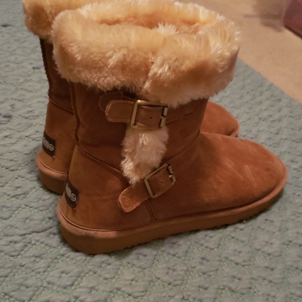 Lam fur boots with buckles